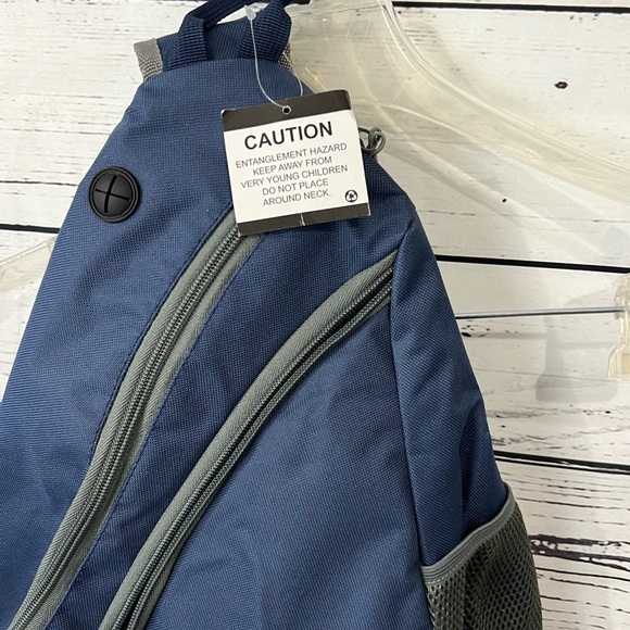 DISNEY CRUISE LINE CASTAWAY CLUB SLING SHOULDER BAG BACKPACK LIGHTWEIGHT NWT - Picture 3 of 5